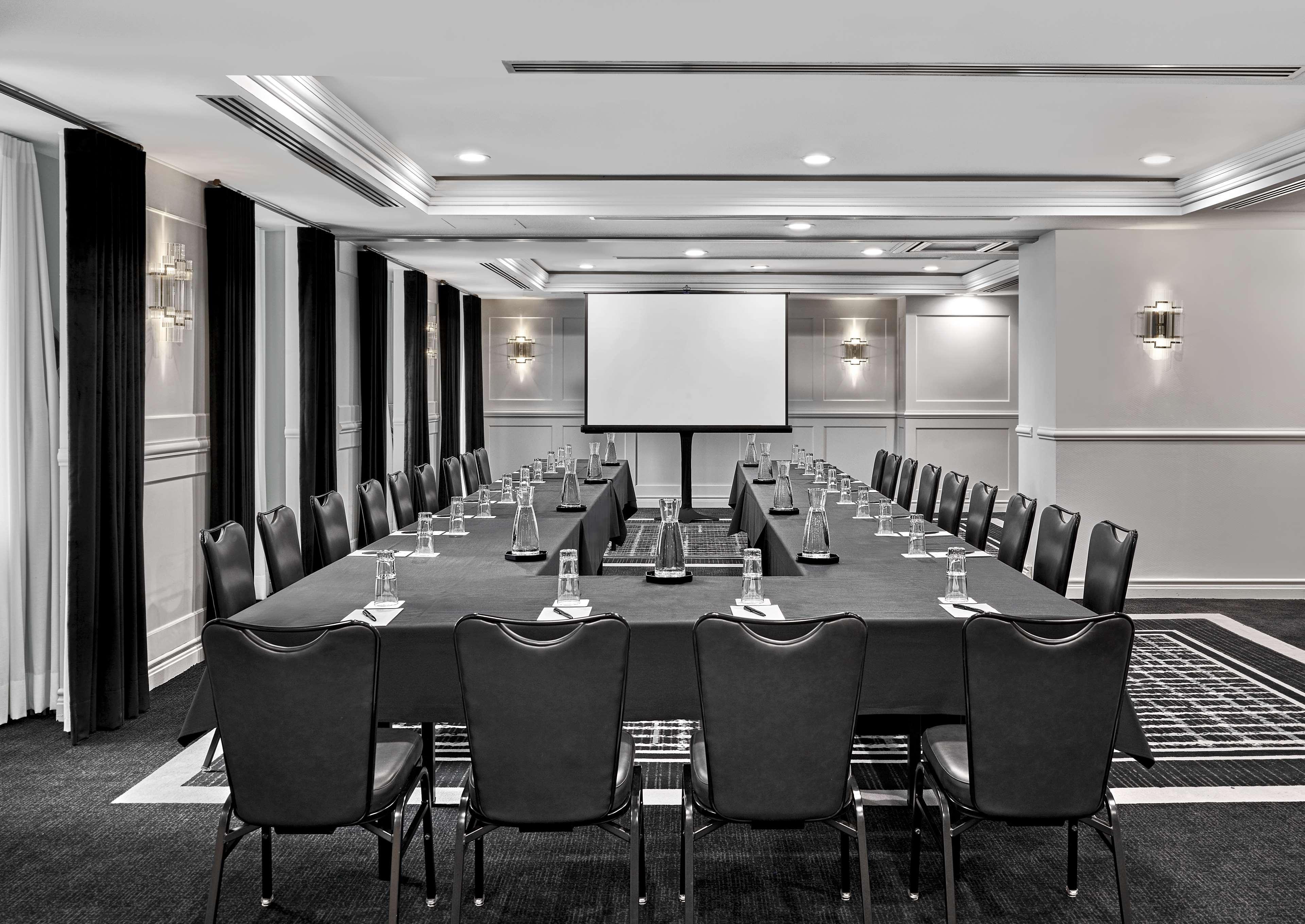 Vogue Hotel Montreal Downtown, Curio Collection By Hilton エクステリア 写真