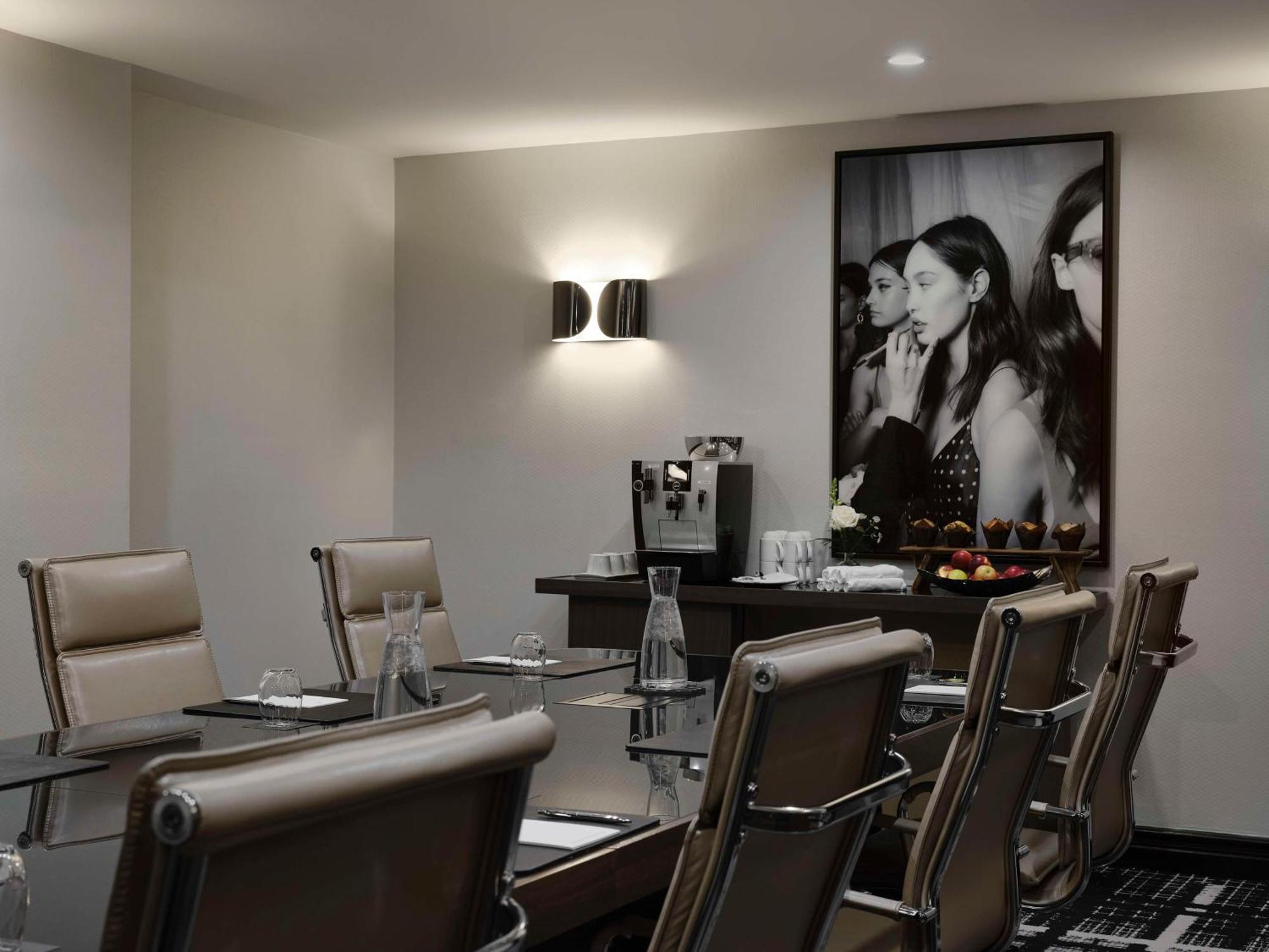Vogue Hotel Montreal Downtown, Curio Collection By Hilton エクステリア 写真