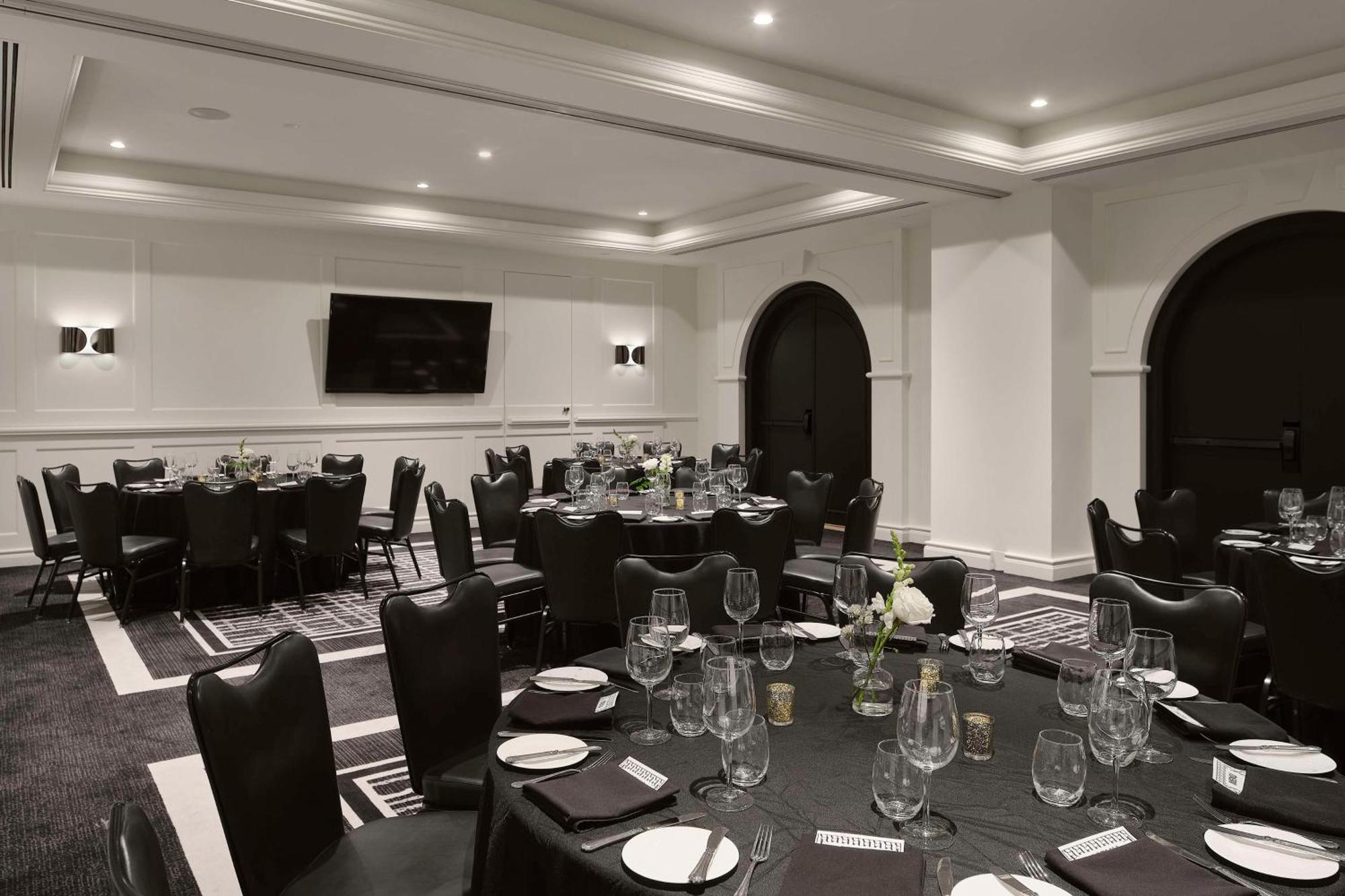 Vogue Hotel Montreal Downtown, Curio Collection By Hilton エクステリア 写真
