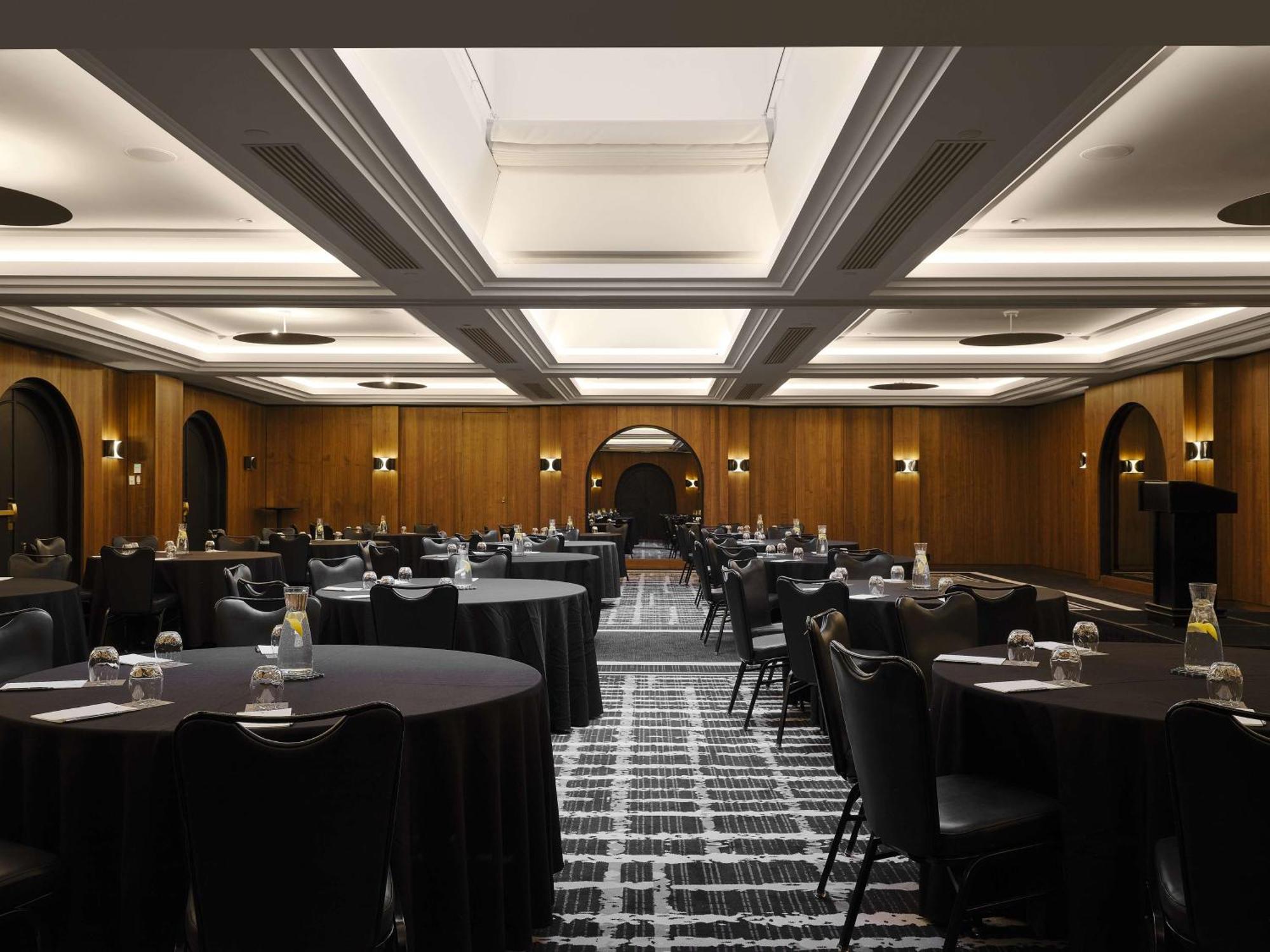 Vogue Hotel Montreal Downtown, Curio Collection By Hilton エクステリア 写真