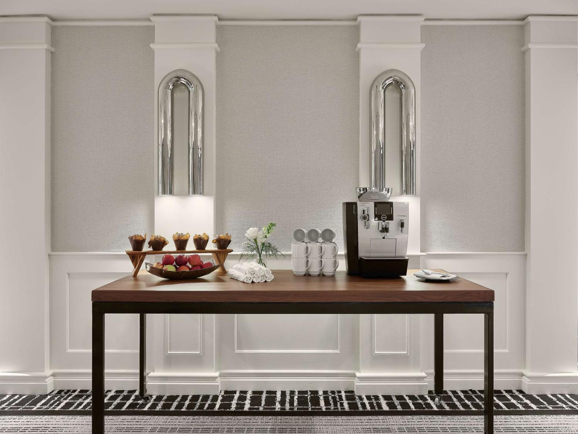 Vogue Hotel Montreal Downtown, Curio Collection By Hilton エクステリア 写真