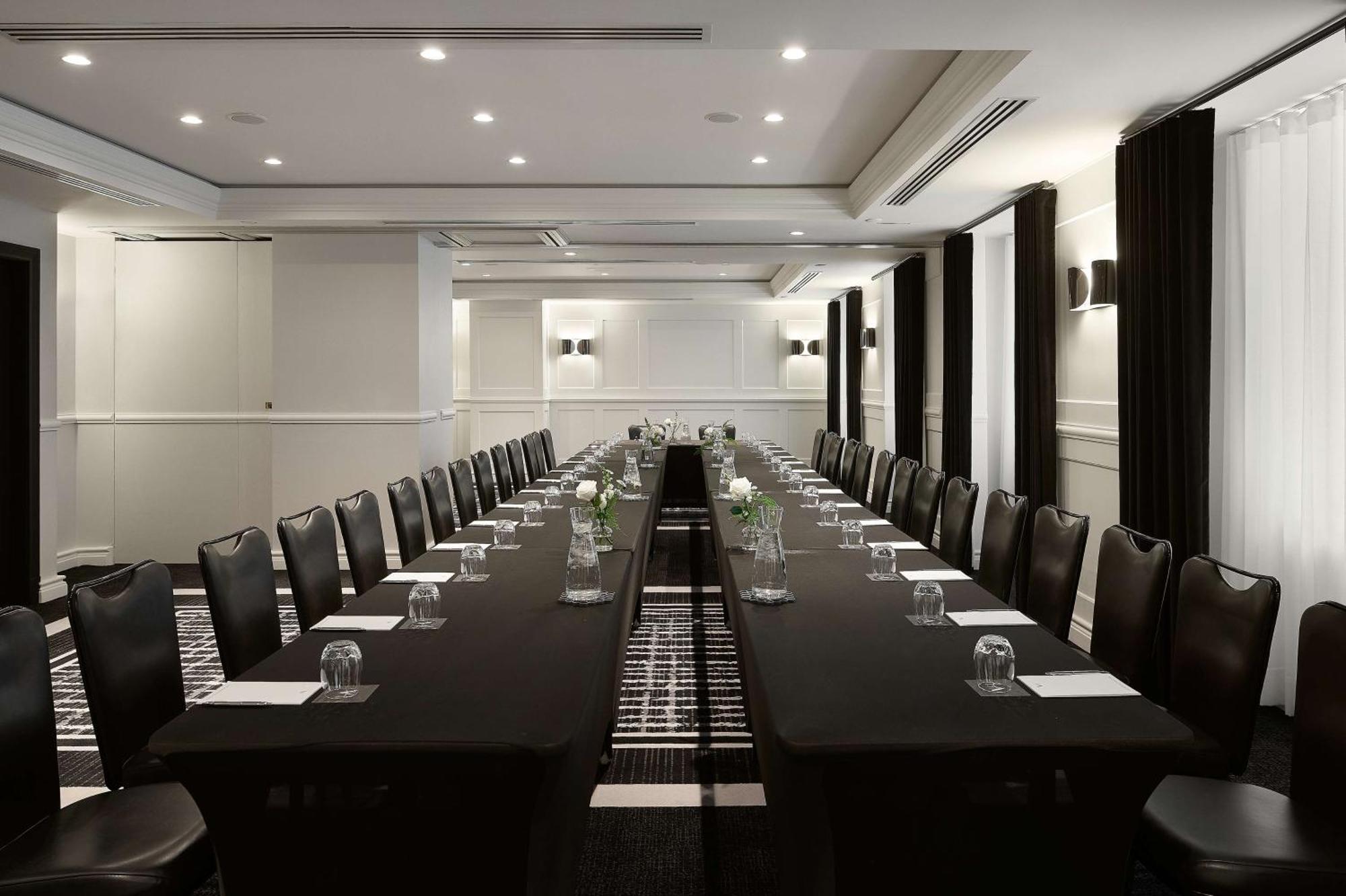 Vogue Hotel Montreal Downtown, Curio Collection By Hilton エクステリア 写真
