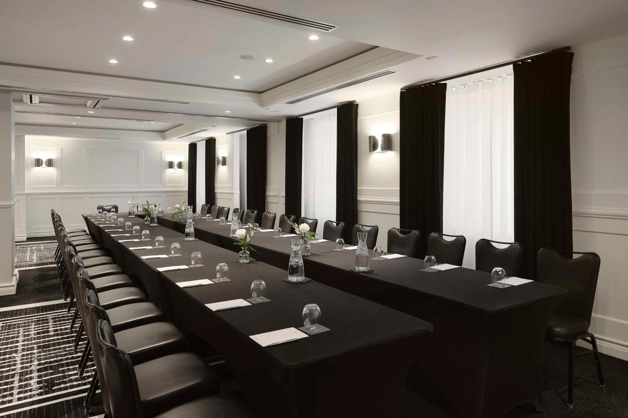 Vogue Hotel Montreal Downtown, Curio Collection By Hilton エクステリア 写真
