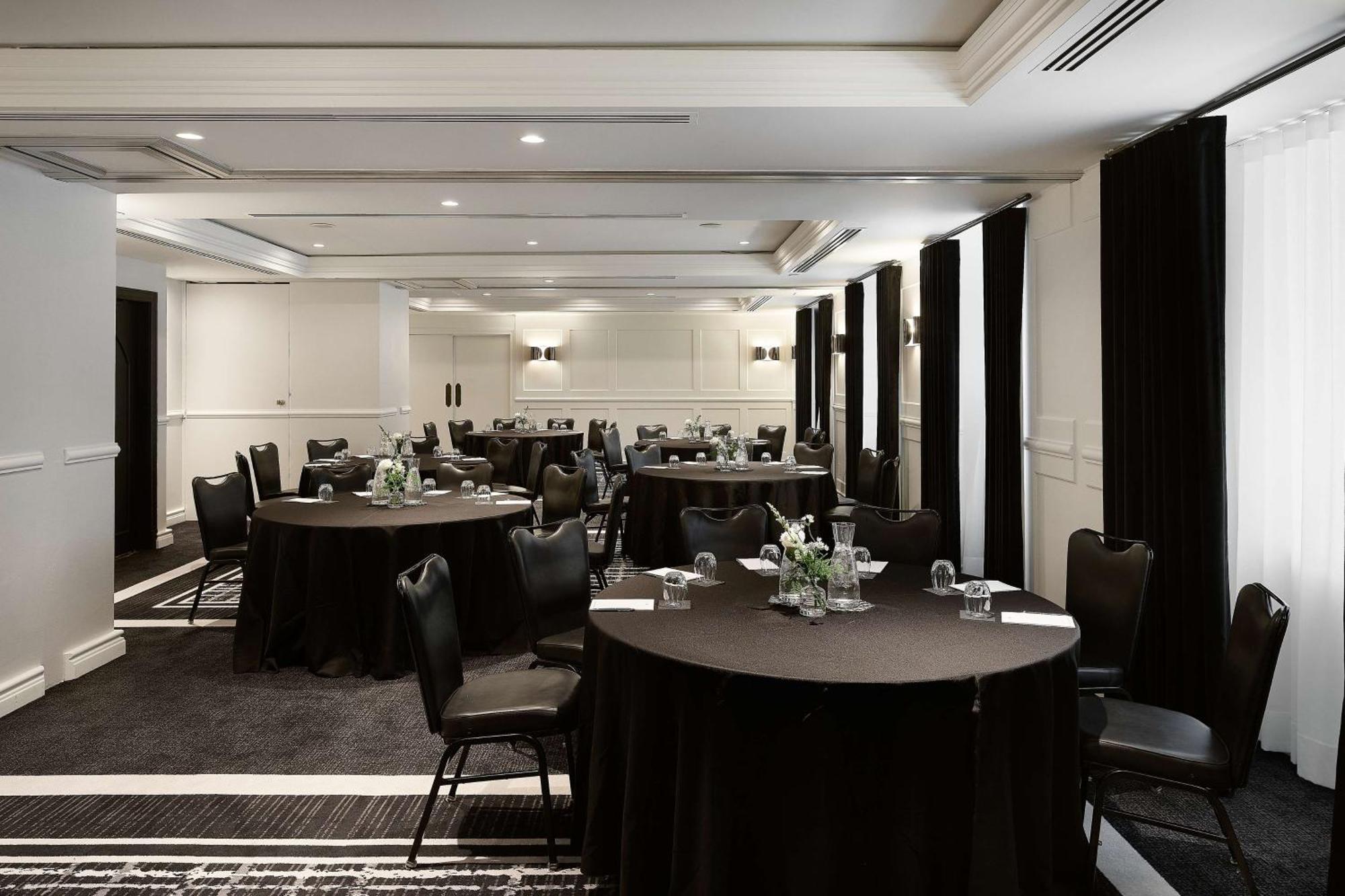 Vogue Hotel Montreal Downtown, Curio Collection By Hilton エクステリア 写真