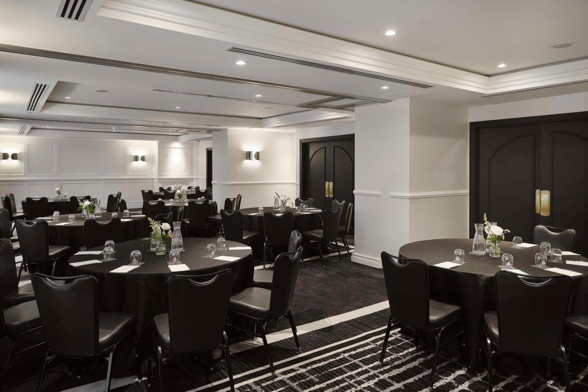 Vogue Hotel Montreal Downtown, Curio Collection By Hilton エクステリア 写真