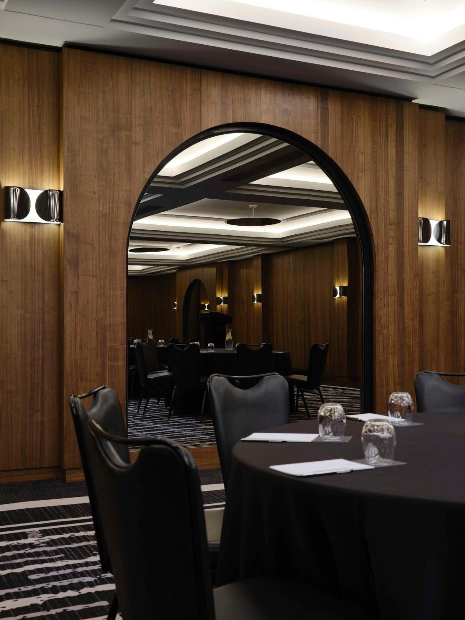 Vogue Hotel Montreal Downtown, Curio Collection By Hilton エクステリア 写真