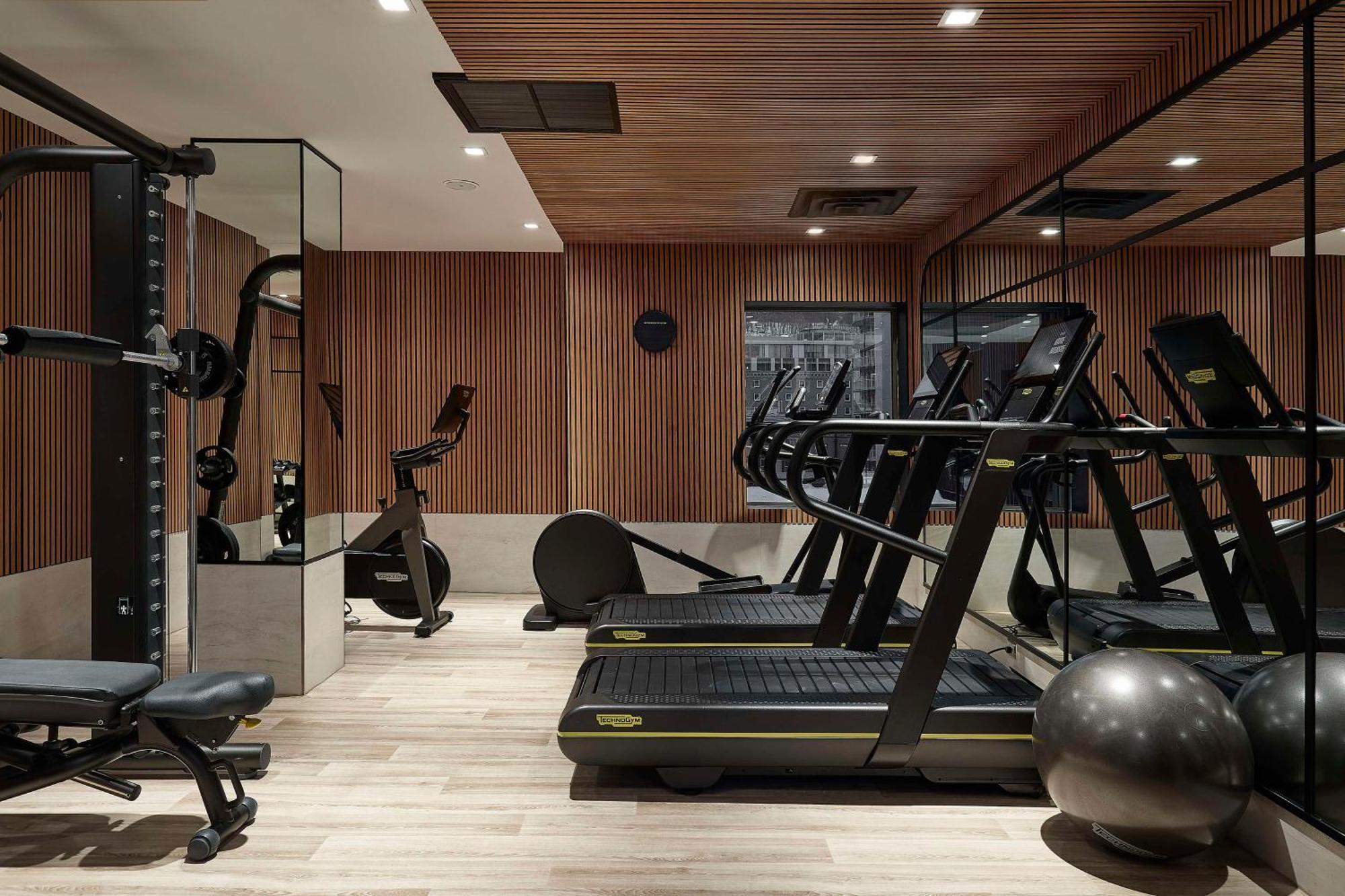 Vogue Hotel Montreal Downtown, Curio Collection By Hilton エクステリア 写真